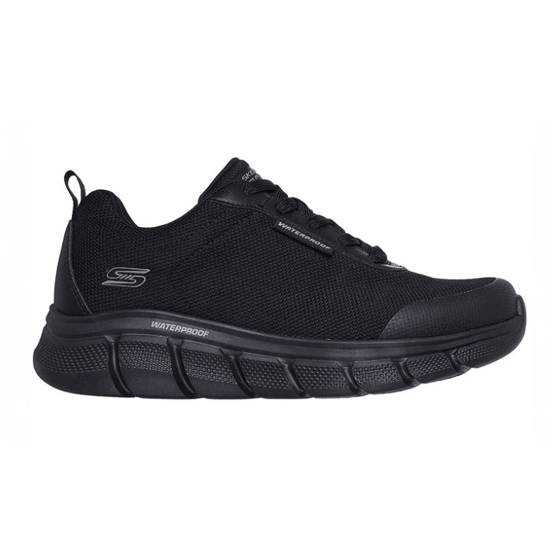 Sapatilha Skechers impermeável preta para homem vista de lado com atacadores e parte superior em malha