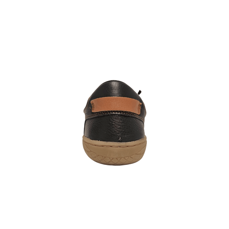 Vista traseira de uma sapatilha minimalista preta Bella Moda para senhora com uma tira de pele castanha sobre o calcanhar