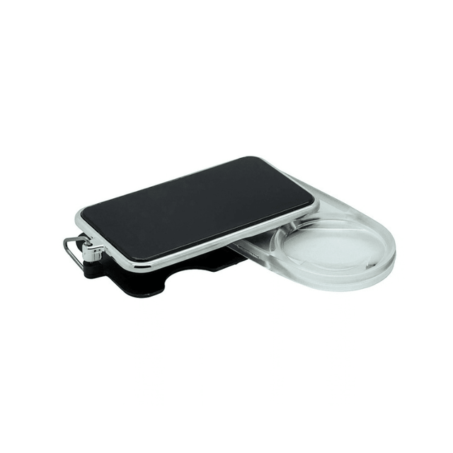 Lupa de bolso preta com ampliação de 3,5x, vista de lado, parcialmente aberta com a lente transparente visível