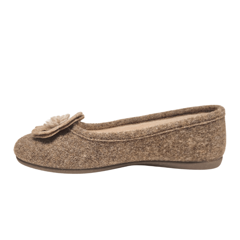 Chinelo de senhora Bella Moda bege em feltro de lã com abertura elástica e flor na biqueira