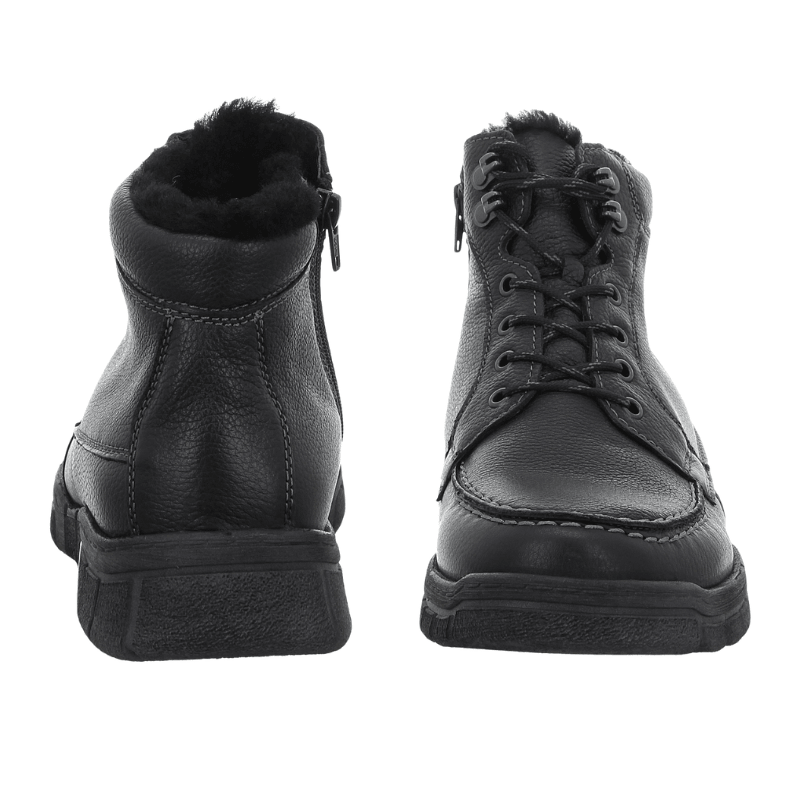 Duas botas de homem Waldläufer pretas, uma vista frontal com atacadores, a outra traseira com forro quente