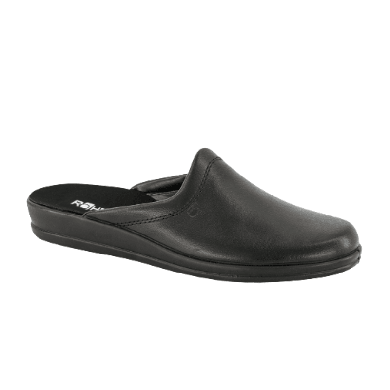 Chinelo Rohde preto de couro para homem, visto diagonalmente de frente com calcanhar aberto