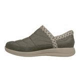 Sapato de senhora Skechers verde-oliva, vista lateral, com design acolchoado e abertura fácil de calçar