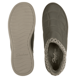 Dois sapatos de senhora Skechers verde-oliva, vista superior; um mostra a sola exterior, o outro a palmilha Memory Foam