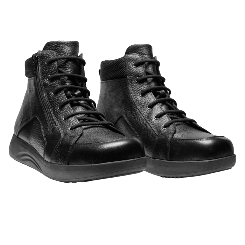 Duas botas New Feet pretas de homem em pele, vista frontal ligeiramente angulada, com atacadores