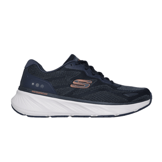 Ténis de homem Skechers impermeável azul-escuro visto de lado com sola branca e logótipo laranja