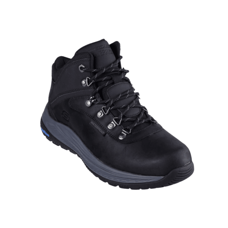 Bota preta Skechers para homem, vista frontal angulada, com atacadores e parte superior em couro impermeável