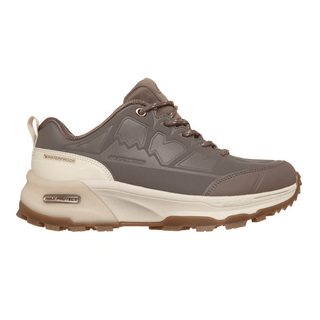 Sapatilha Skechers impermeável cor moca para mulher de lado, com detalhes de texto e sola robusta
