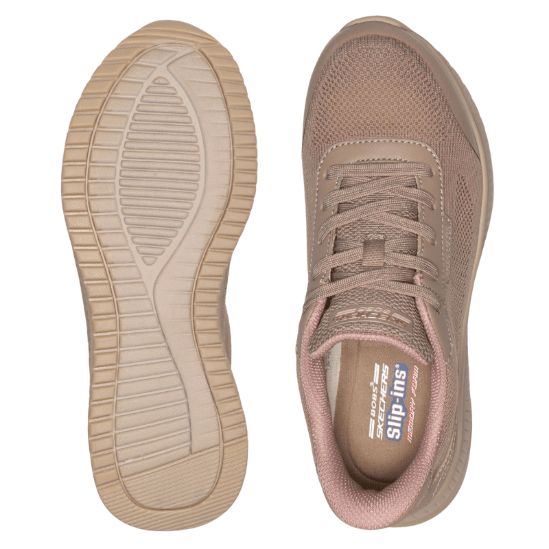 Dois sapatos Skechers de senhora cor areia; um mostra a sola com padrão, o outro a palmilha com logótipo Slip-ins
