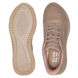 Dois sapatos Skechers de senhora cor areia; um mostra a sola com padrão, o outro a palmilha com logótipo Slip-ins