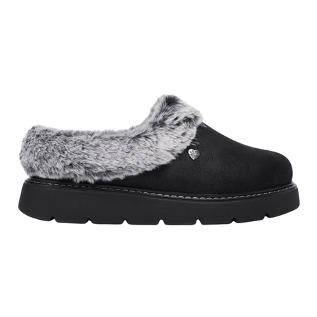 Pantufa Skechers preta para mulher com aspeto de camurça, pelo sintético cinzento e sola grossa, vista lateral