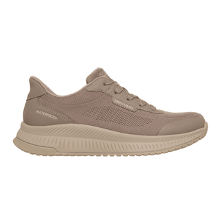 Sapato Skechers slip-in outdoor de senhora cor areia, vista lateral, com logótipo "Skechers" e texto "Waterproof"
