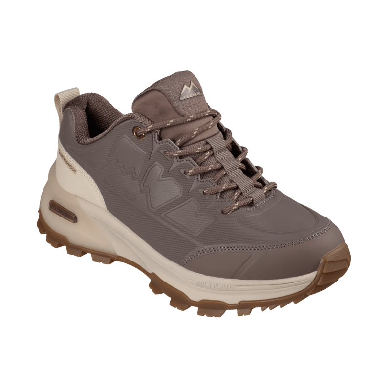 Sapatilha de caminhada Skechers cor moca para mulher, vista frontal angular com atacadores e logótipo na lingueta