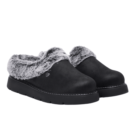 Um par de pantufas Skechers pretas para mulher com pelo sintético cinzento e aspeto de camurça, vista frontal oblíqua