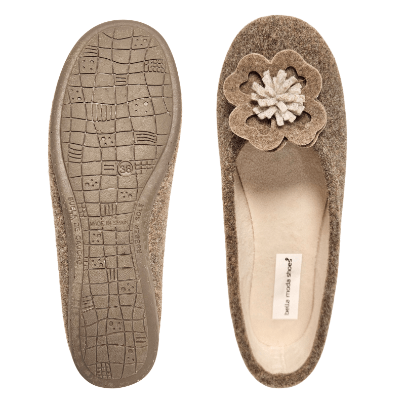 Um chinelo de senhora Bella Moda visto de cima com palmilha, o outro de baixo com sola de borracha