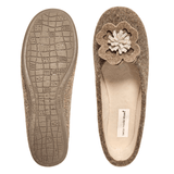 Um chinelo de senhora Bella Moda visto de cima com palmilha, o outro de baixo com sola de borracha