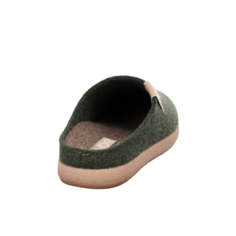 Pantufa de senhora verde escura, vista traseira, mostra o forro têxtil claro e a palmilha removível