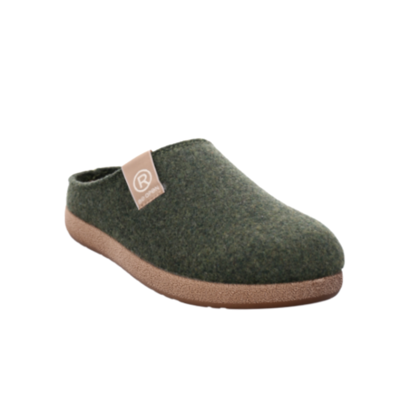 Pantufa Rohde de senhora em feltro verde escuro, vista frontal angular, mostra o ajuste largo