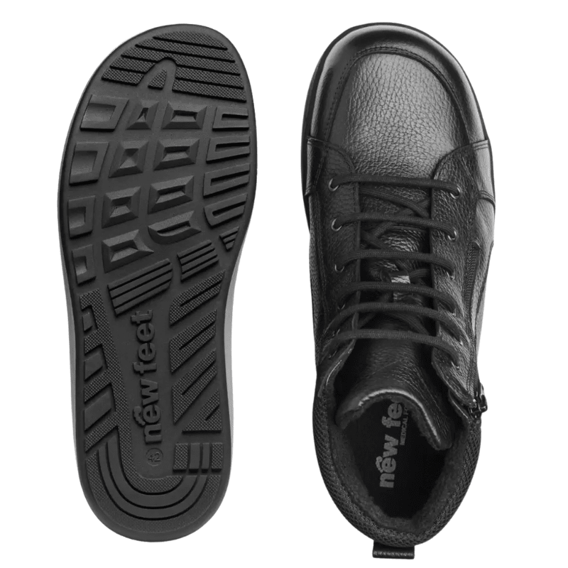 Uma bota New Feet preta de homem vista de cima e uma sola com padrão e logótipo "new feet