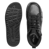 Uma bota New Feet preta de homem vista de cima e uma sola com padrão e logótipo "new feet