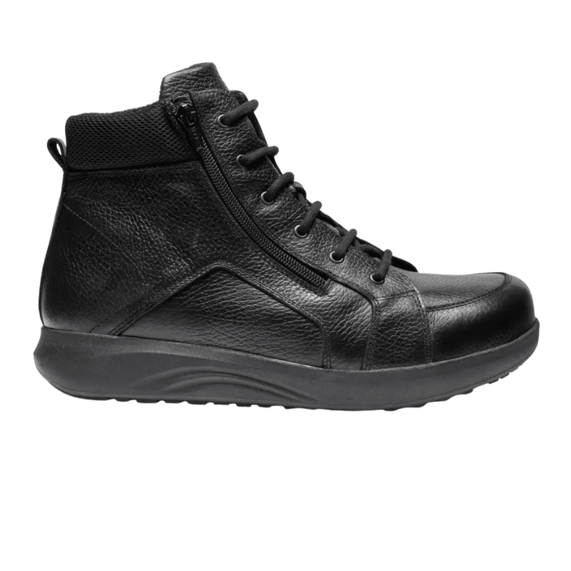 Bota New Feet preta de homem em pele lisa, vista lateral, com atacadores e fecho éclair