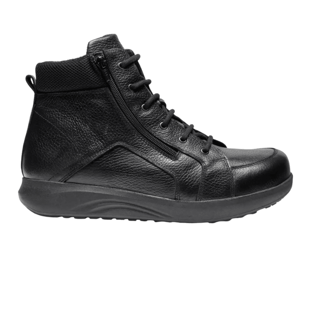 Bota New Feet preta de homem em pele lisa, vista lateral, com atacadores e fecho éclair