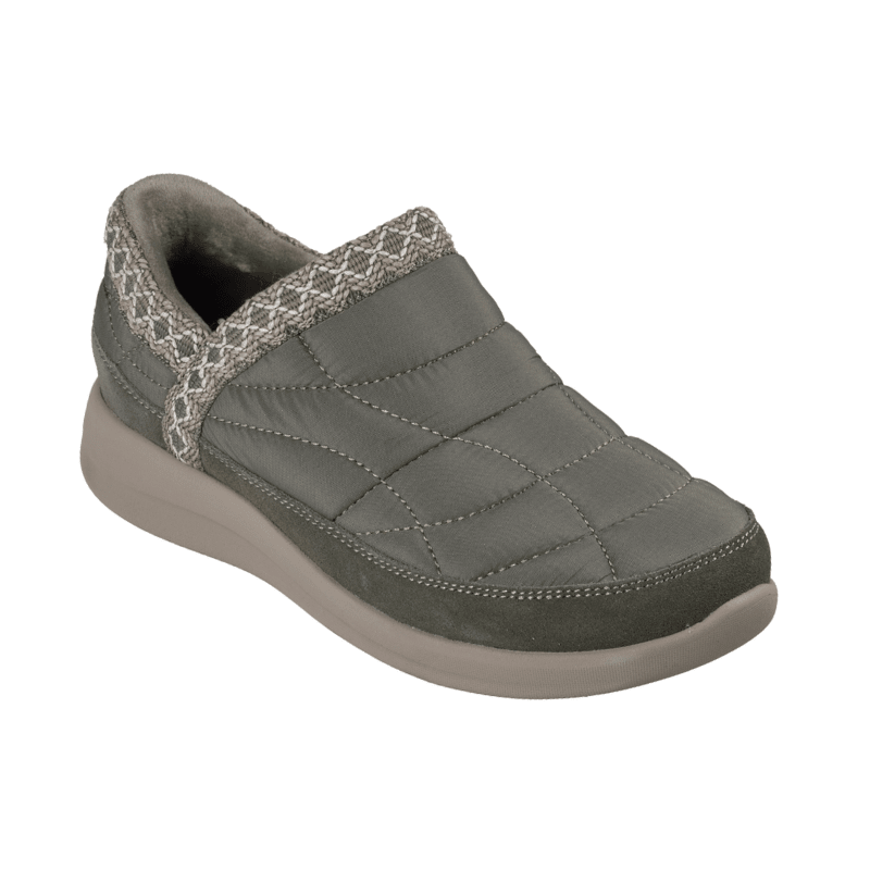 Sapato de lazer Skechers verde-oliva para senhora, vista frontal em ângulo, mostrando a parte superior acolchoada e detalhes em camurça