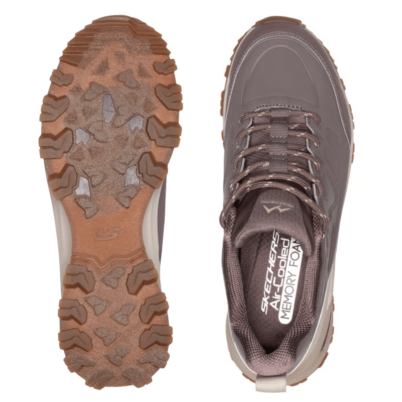 Dois ténis Skechers castanhos vistos de cima; um mostra o padrão da sola, o outro a palmilha com espuma de memória