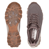 Dois ténis Skechers castanhos vistos de cima; um mostra o padrão da sola, o outro a palmilha com espuma de memória