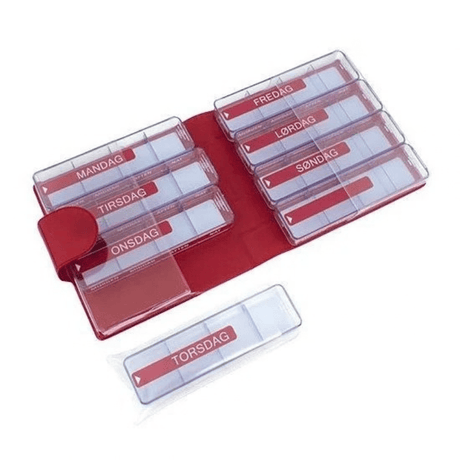 Estojo vermelho em pele sintética aberto com sete caixas de dosagem transparentes e uma solta com dias e horas