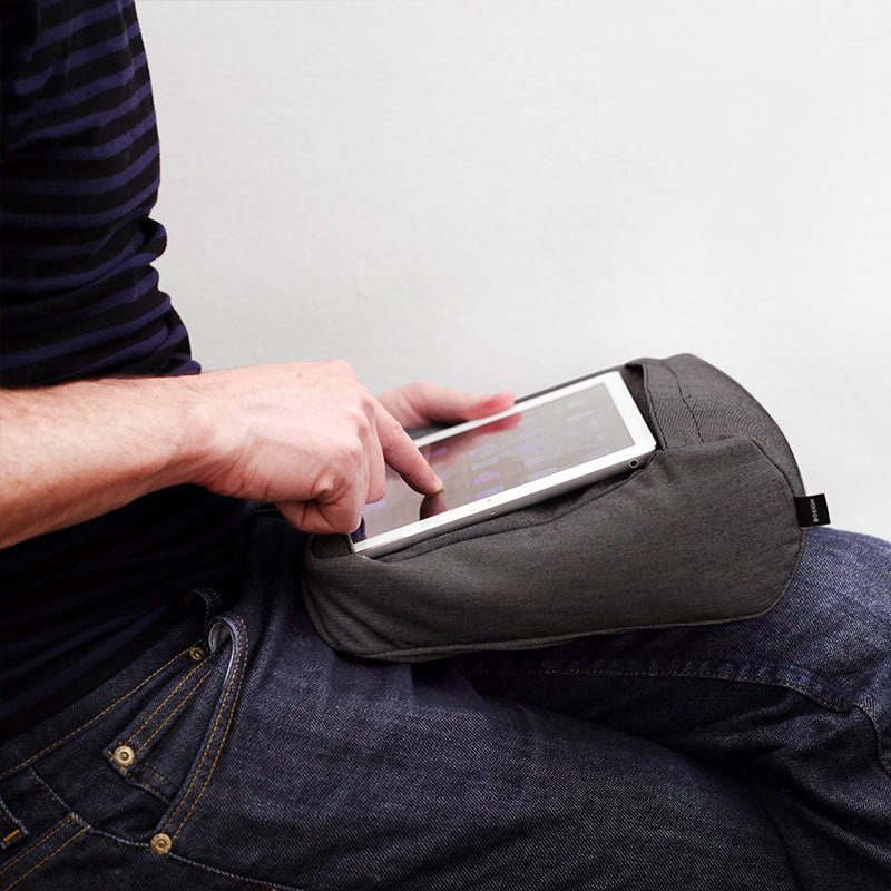 2 - i - 1 nakkepude og iPad - holder - Seniorshop